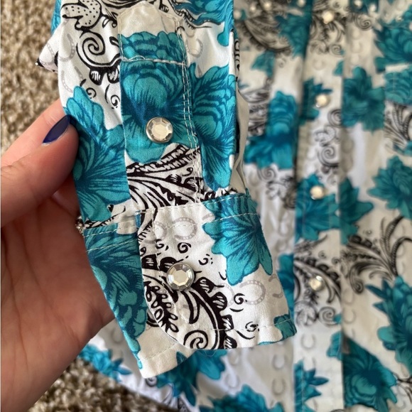 Cowgirl Hardware | Girl's Blue Floral Rhinestone Button Down Shirt Size 2T - Picture 4 of 8